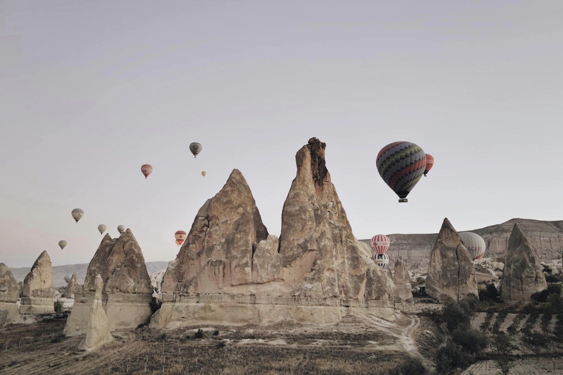 Quang Vinh đến Cappadocia: Thiên đường nhiếp ảnh với bầu trời đầy kinh khí cầu