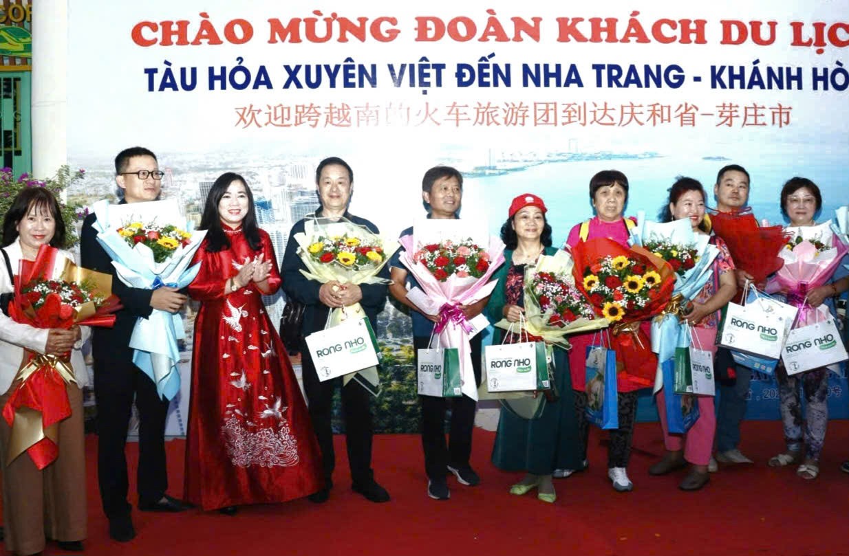 Nha Trang đón 462 hành khách du lịch xuyên Việt bằng tàu hỏa