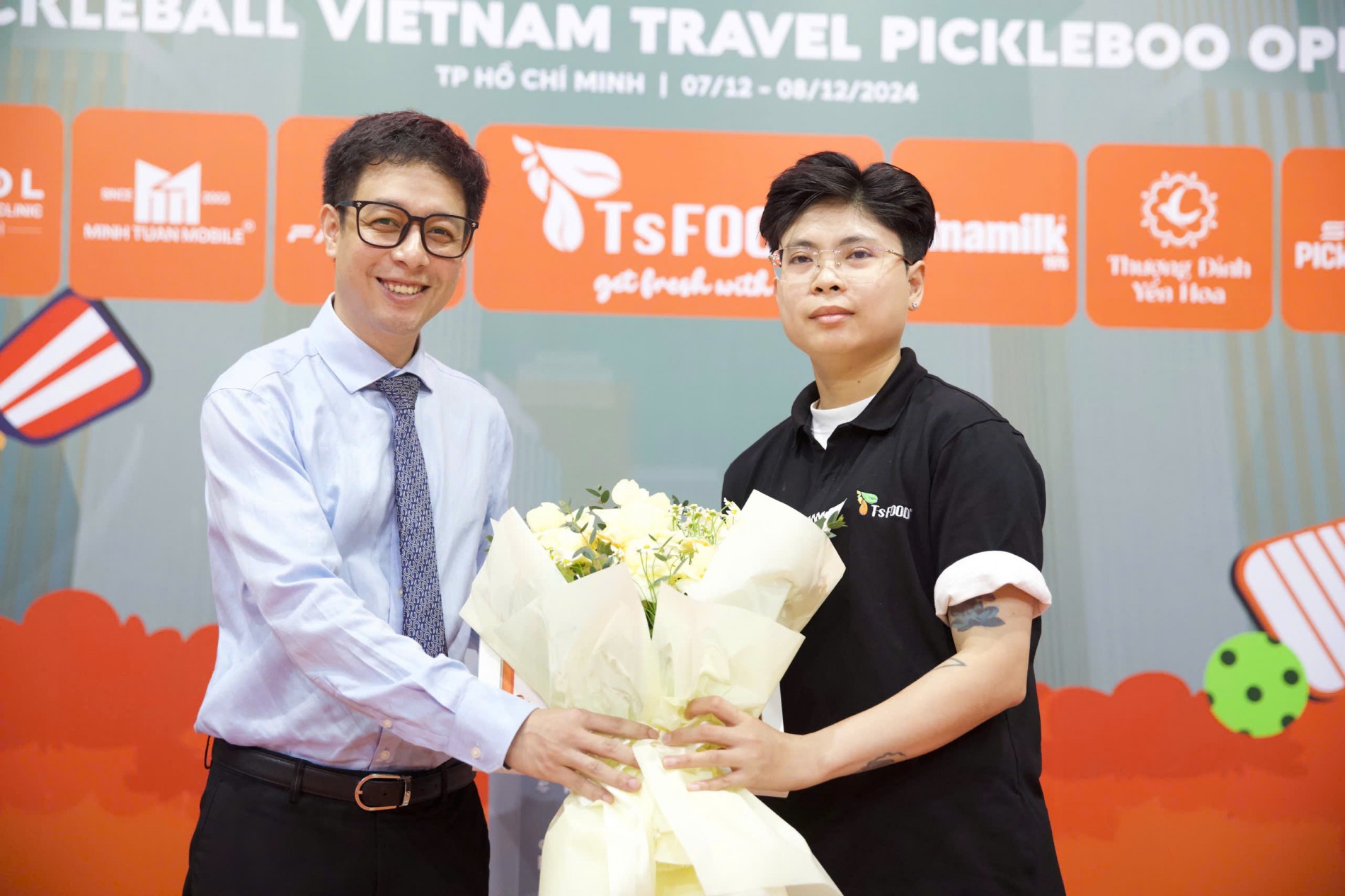 Ông Nguyễn Việt Lộc - Tổng biên tập Tạp chí Việt Nam Travel trao hoa cảm ơn đến đại diện nhãn hàng TS Food. Ảnh: NT