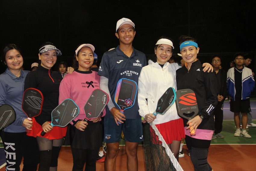 Tay vợt pickleball số 4 thế giới Quang Dương thi đấu giao hữu với CLB Pickleball Vinhomes Riverside Long Biên