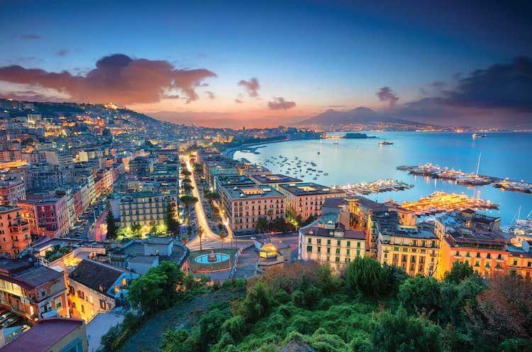 thanh-pho-naples-1-gettyimages-1747205448-1747710387.jpg