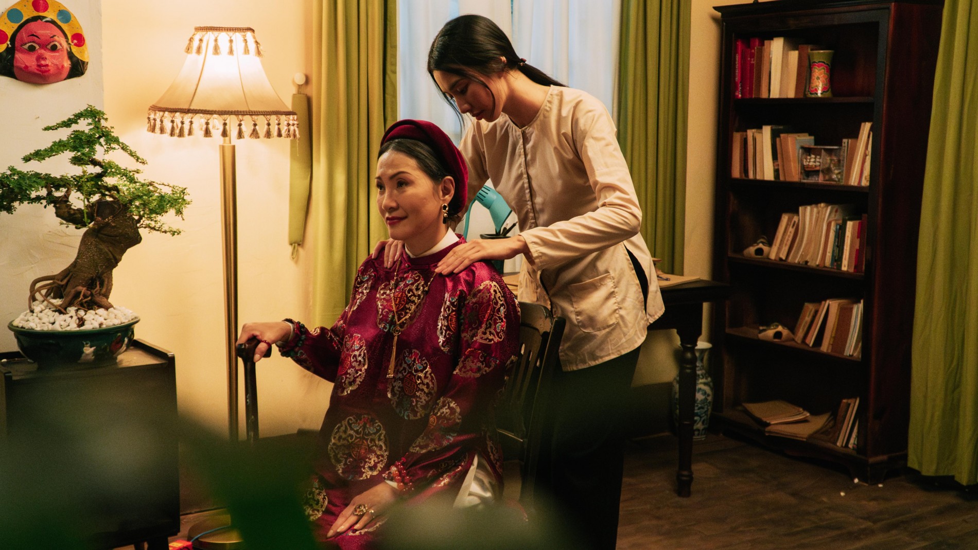 Nghệ sĩ Hồng Đào vào vai Mệ Bích và hoa hậu Thùy Tiên vào vai Phượng Nghệ sĩ Hồng Đào vào vai Mệ Bích và hoa hậu Thùy Tiên vào vai Phượng