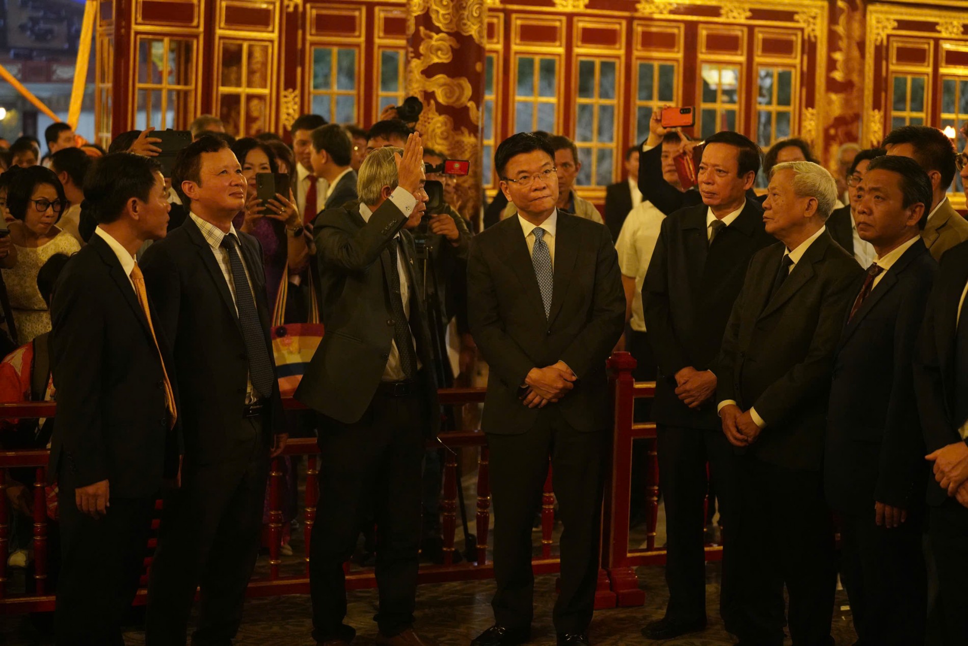 Phó Thủ tướng Lê Thành Long (thứ tư, từ trái qua) nghe lãnh đạo Trung tâm BTDT Cố đô Huế báo cáo về công tác bảo tồn, tu bổ tổng thể di tích Điện Thái Hòa. Phó Thủ tướng Lê Thành Long (thứ tư, từ trái qua) nghe lãnh đạo Trung tâm BTDT Cố đô Huế báo cáo về công tác bảo tồn, tu bổ tổng thể di tích Điện Thái Hòa.
