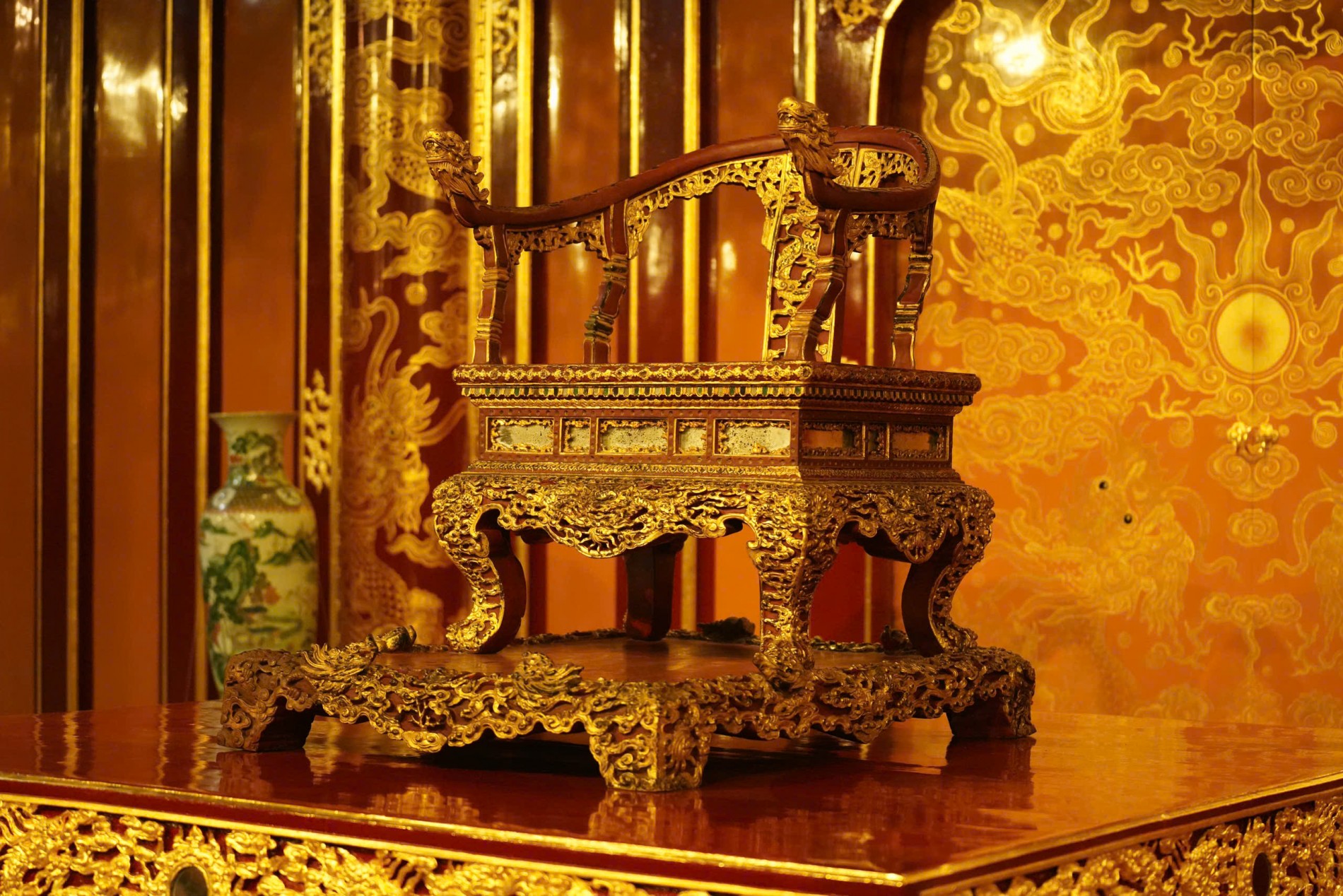 Ngai vàng triều Nguyễn bên trong điện Thái Hòa Ngai vàng triều Nguyễn bên trong điện Thái Hòa