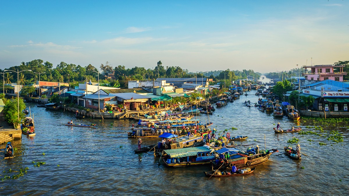 Chợ nổi Ngã Năm vào một sáng bình minh