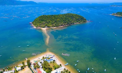 Đi bộ xuyên biển ra đảo Nhất Tự Sơn