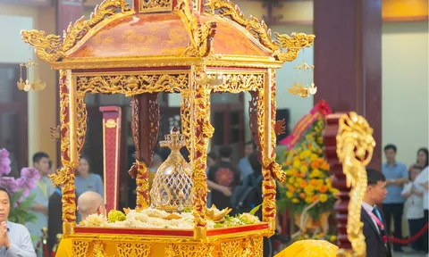 Dòng người đổ về chùa Quán Sứ chiêm bái xá lợi Phật