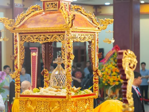 Dòng người đổ về chùa Quán Sứ chiêm bái xá lợi Phật