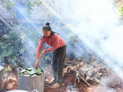 H’Hen Niê gói bánh tét, tặng quà bà con quê nhà những ngày cận Tết Ất Tỵ